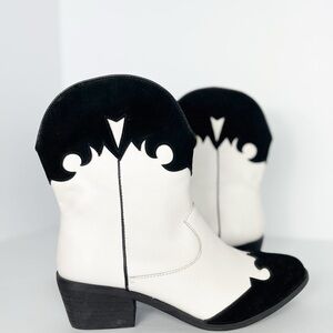 Dingo Black and White Ankle Booties